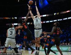 尼克斯队的球场内外：奖金分配与节日(rì)慈善