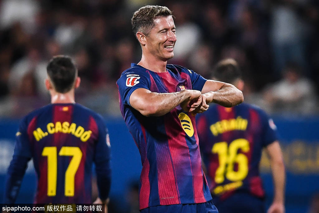 巴萨对巴黎的音乐挑衅：欧冠赛前(qián)《Jump》燃爆全(quán)场！