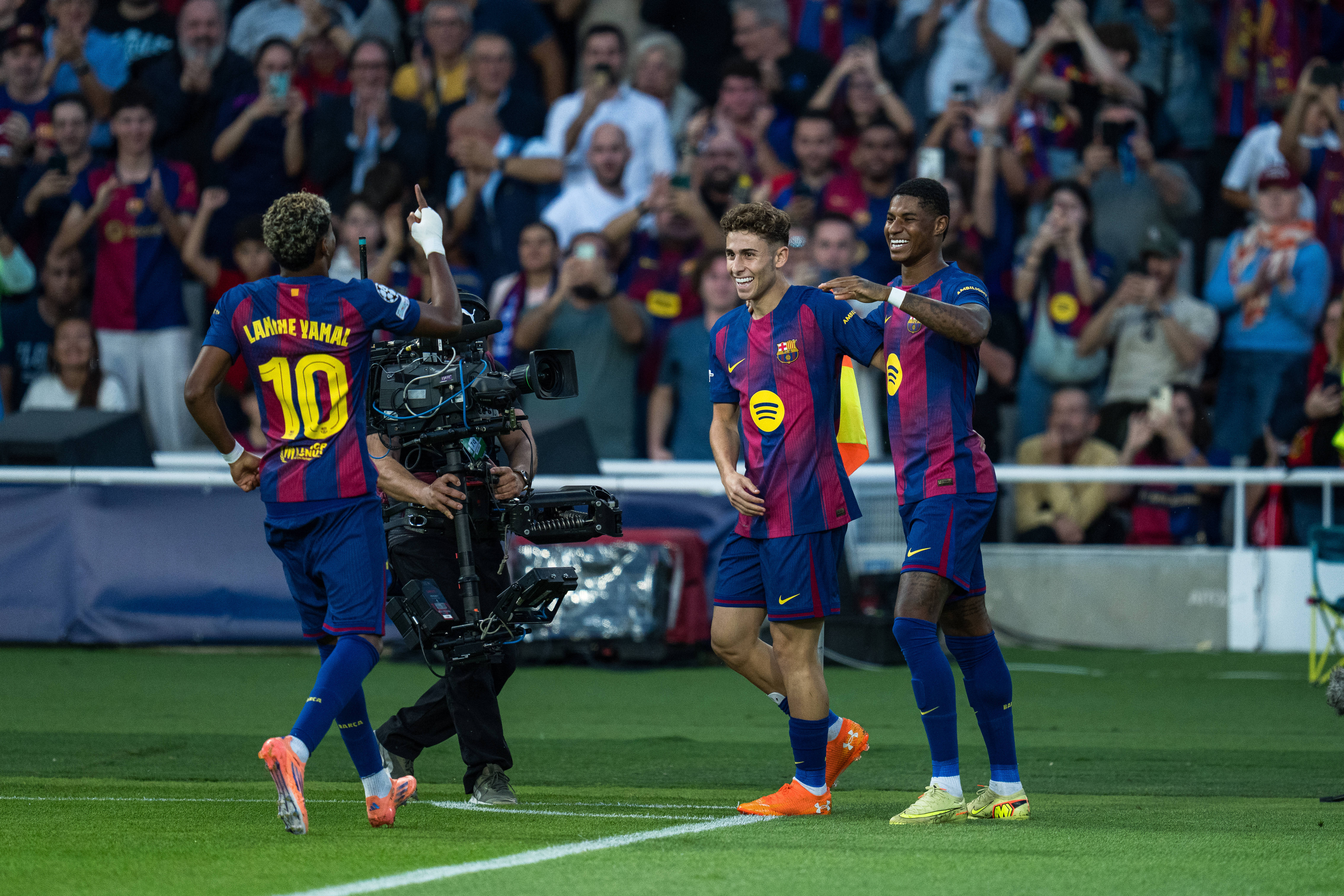 （体育(yù)）足球——欧冠：巴塞罗那(nà)勝(shèng)奥林匹亚科斯