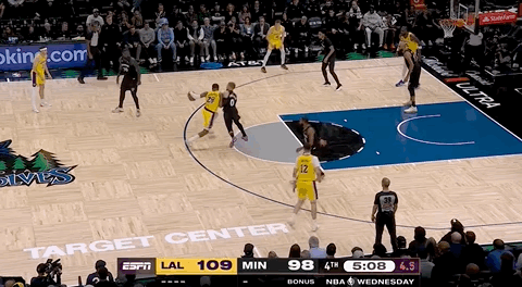 湖(hú)人絕(jué)殺(shā)!裡(lǐ)夫斯压哨絕(jué)殺(shā)!排队给拉拉维亚道歉...