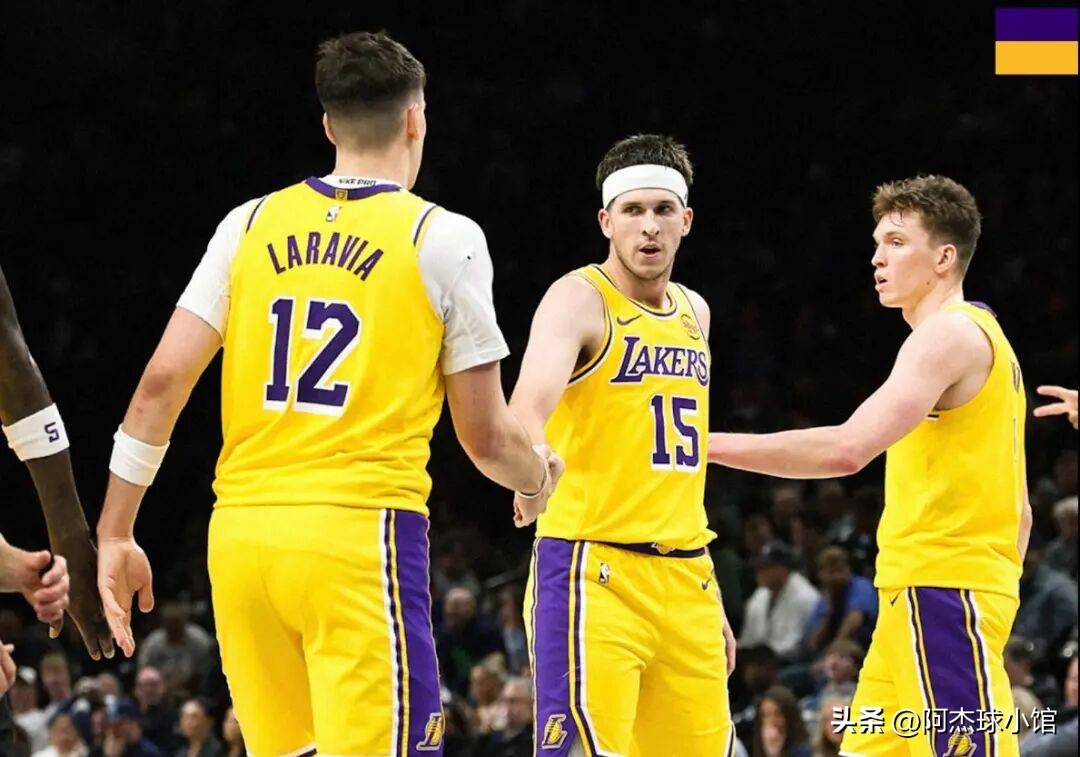 比(bǐ)肩科比(bǐ)!里夫斯压哨绝杀!厲(lì)害!