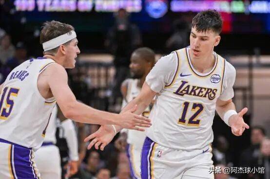 比(bǐ)肩科比(bǐ)!里夫斯压哨绝杀!厲(lì)害!