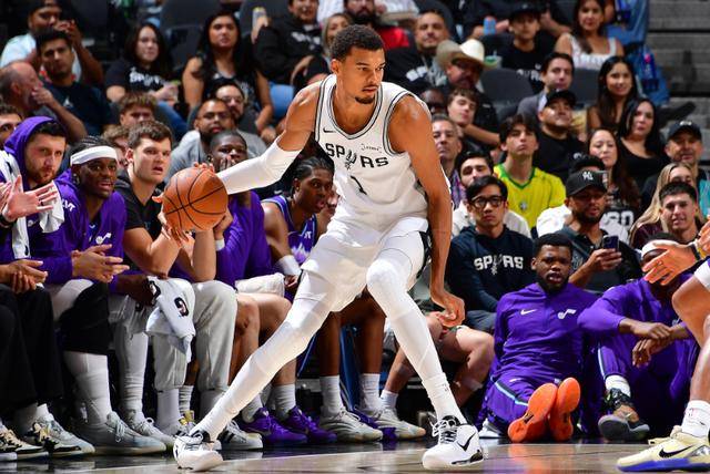 NBA季前赛:文班亚馬(mǎ)22+7馬(mǎ)刺加(jiā)時(shí)险胜爵(jué)士 加(jiā)西(xī)亚20分統(tǒng)治加(jiā)時(shí)