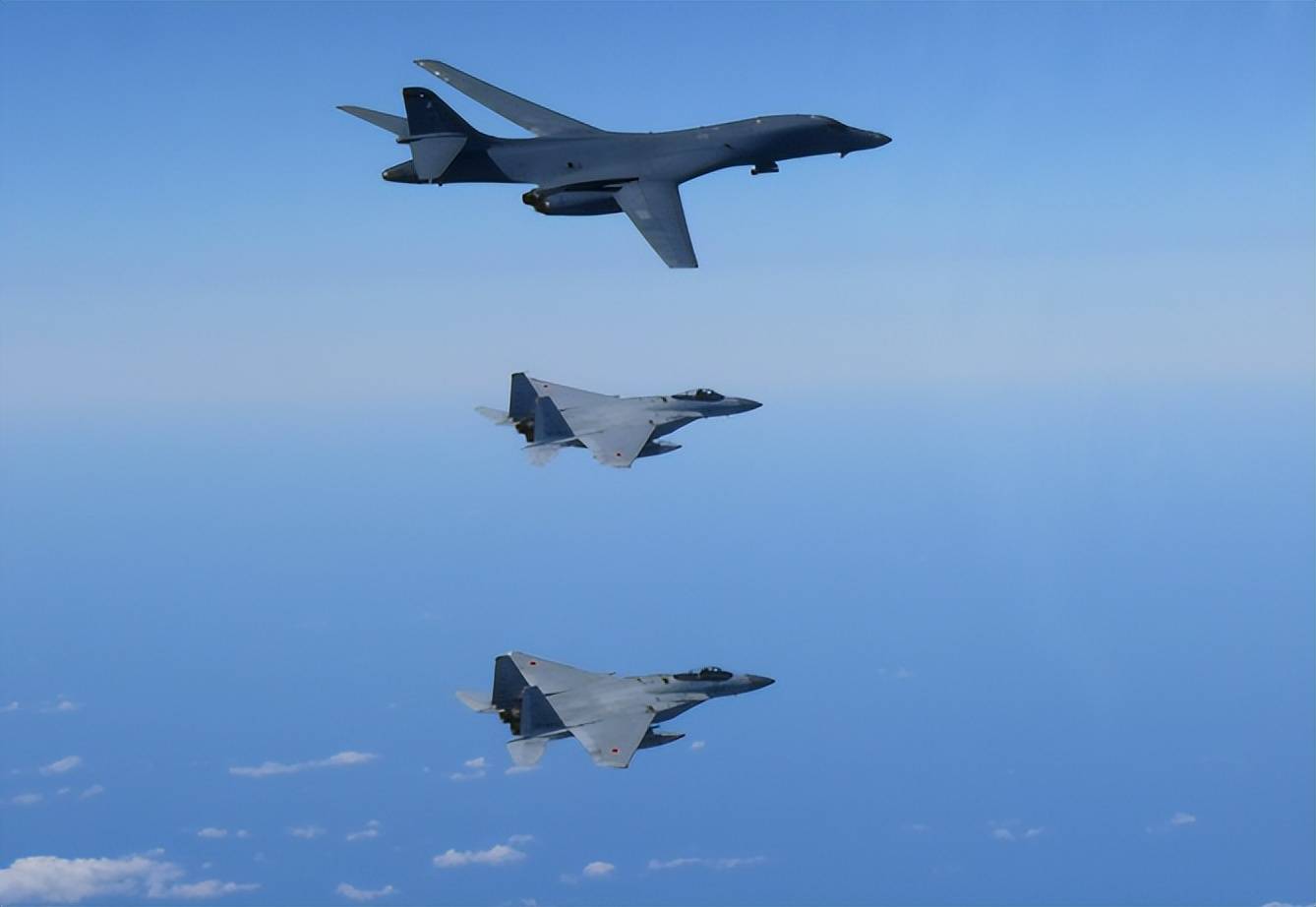 邊(biān)求和邊(biān)挑事?日本无视警告,硬去南海(hǎi)捣乱!微(wēi)妙关头,解放军一点不惯着,轰炸机群已(yǐ)起飞