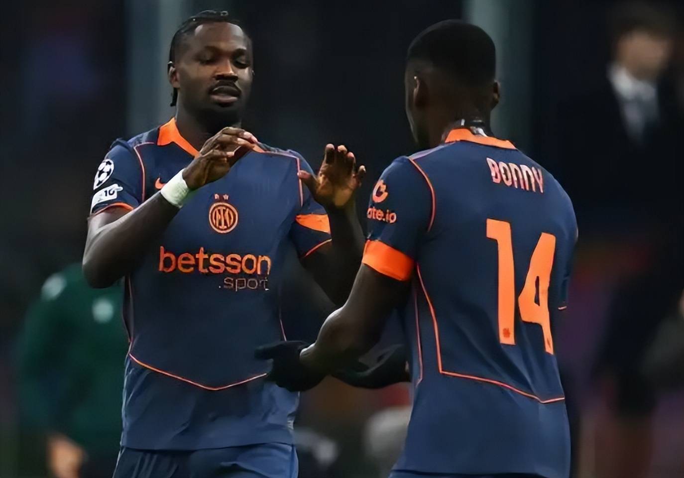 国米欧冠4连胜狂揽840万奖金!赢球却藏2大难题,齐沃遭质疑(yí),3500万中场恐离队